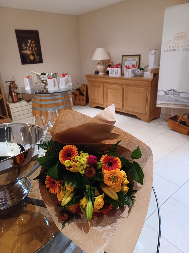 Bouquet de fleur dans le salon du Champagne Laforge Testa